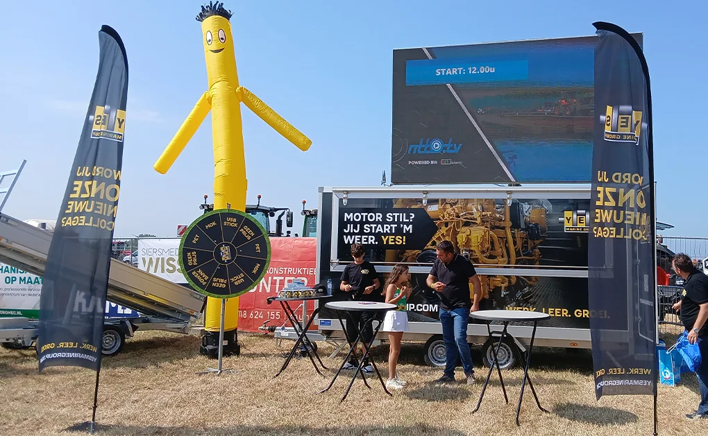 Trailer, beachvlaggen en rad van fortuin